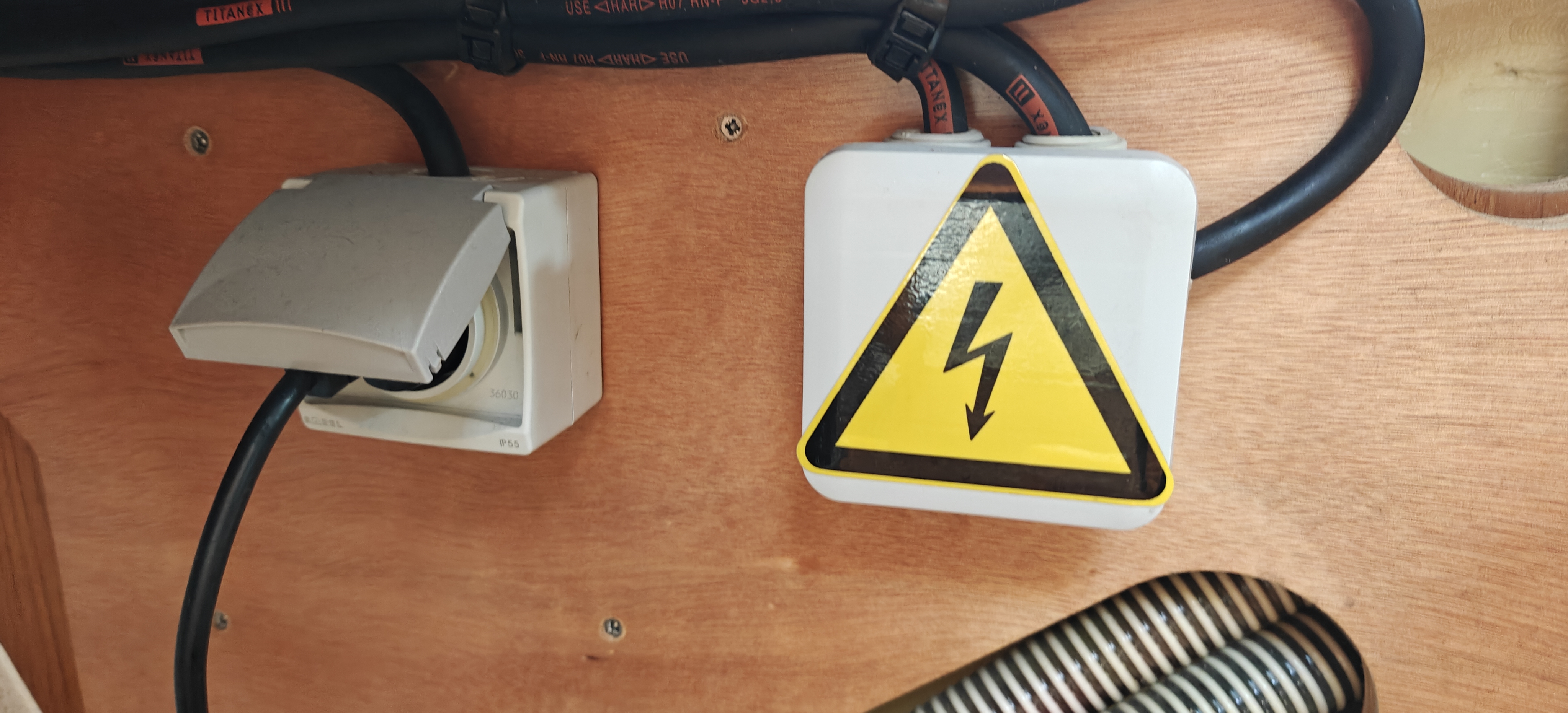 230V på farten – sådan får du en driftssikker strømforsyning ombord